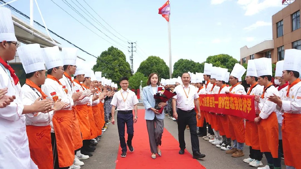 励兵秣马，严阵以待｜记老房老舍餐饮管理公司来校宣讲